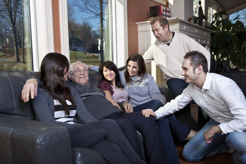 Familie, die älteren Verwandten an einem Ruhestand h besucht lizenzfreies stockbild Familie, die älteren Verwandten an einem Ruhestand h besucht lizenzfreies stockbild