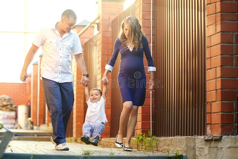 Familie draußen spielen Junge Eltern mit Sohn im Sommer Mutter, Vati und Kind lizenzfreies stockfoto Familie draußen spielen Junge Eltern mit Sohn im Sommer Mutter, Vati und Kind lizenzfreies stockfoto