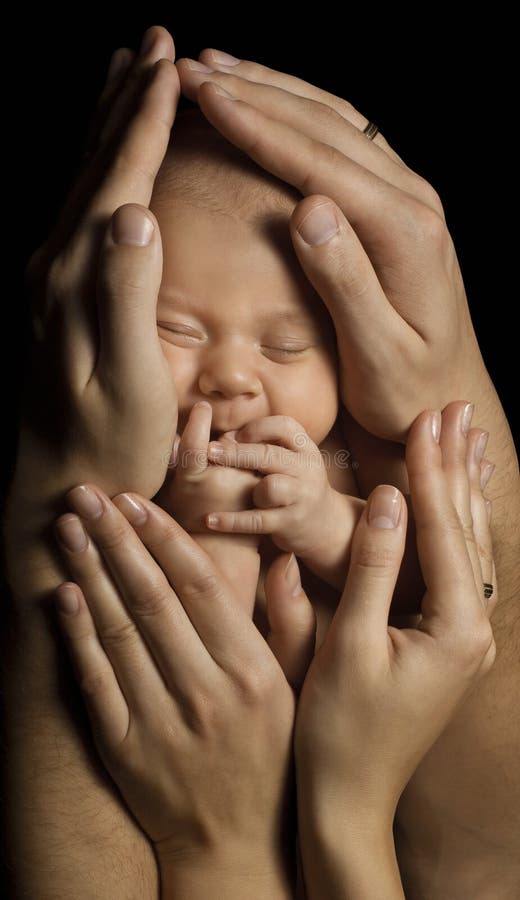 Familie en baby Nieuw - geboren Jong geitje in Oudershanden Kindgeboorte en Zorgconcept Pasgeboren slaap stock foto's Familie en baby Nieuw - geboren Jong geitje in Oudershanden Kindgeboorte en Zorgconcept Pasgeboren slaap stock foto's