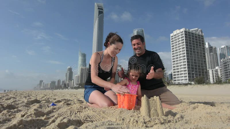 Familie errichtet Sandburg im Surfer-Paradies Australien