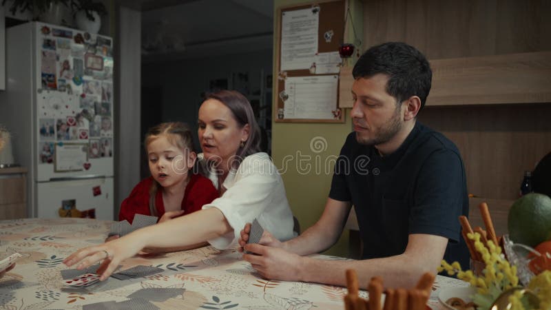 Familie fericită jucând cărți acasă bucurându-se de calitate timp împreună stock footage