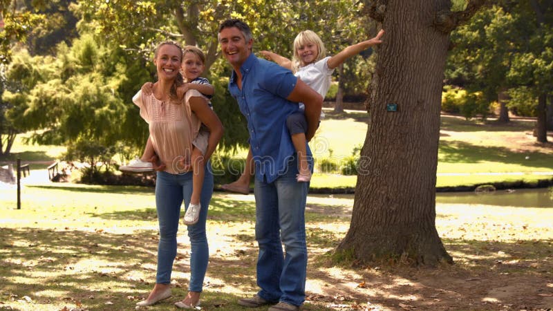 Familie fericită jucând în parc împreună stock video footage