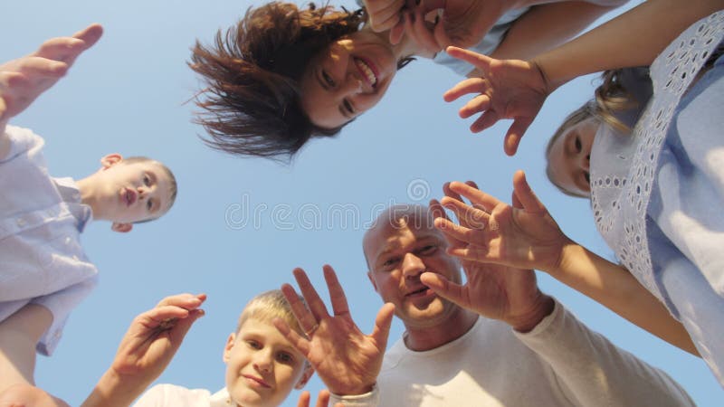 Familie fericită uitându-se la cameră stock video footage