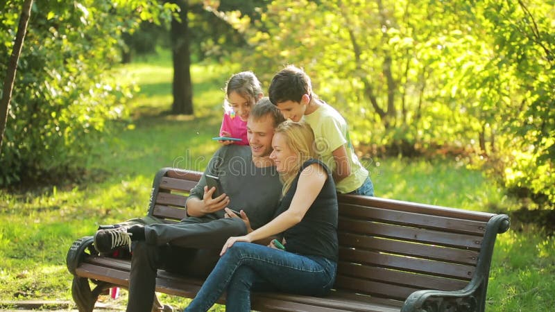 Familie geben sich hin Handeln von selfie im Park virtuelle Gesichter für selfie Live Filters