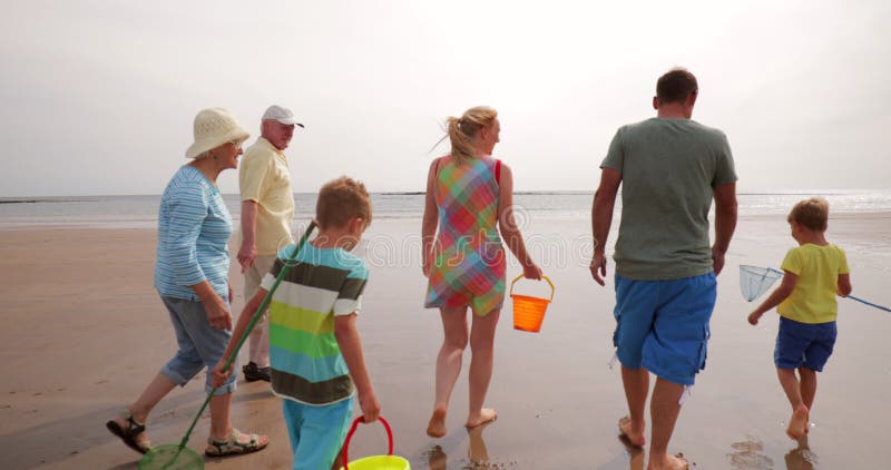 Familie geht auf den Strand