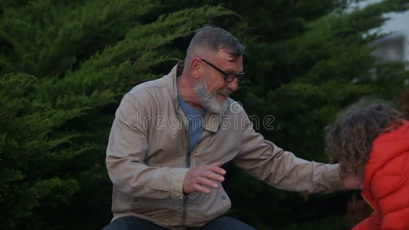 Familie, Generation, Beziehungen und Leutekonzept - glücklicher Großvater und Enkel, die am Frühlingspark umarmt