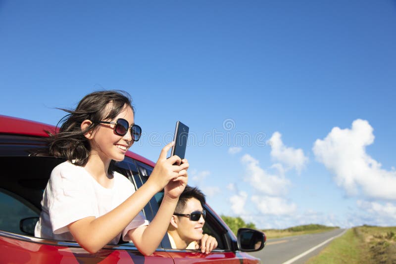 Familie genießen die Autoreise, die Foto durch intelligentes Telefon macht lizenzfreies stockbild Familie genießen die Autoreise, die Foto durch intelligentes Telefon macht lizenzfreies stockbild