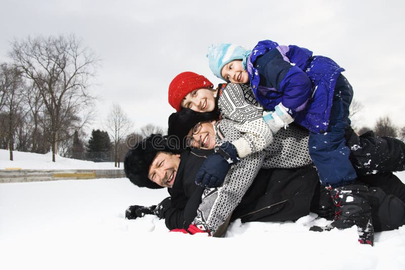 Familie gestapelt im Schnee. stockfoto Familie gestapelt im Schnee. stockfoto