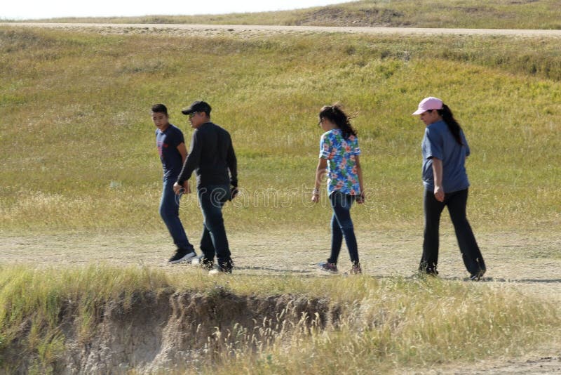 Familie het genieten van van wandeling in het Nationale Park van Badlands, Zuid-Dakota stock afbeelding Familie het genieten van van wandeling in het Nationale Park van Badlands, Zuid-Dakota stock afbeelding
