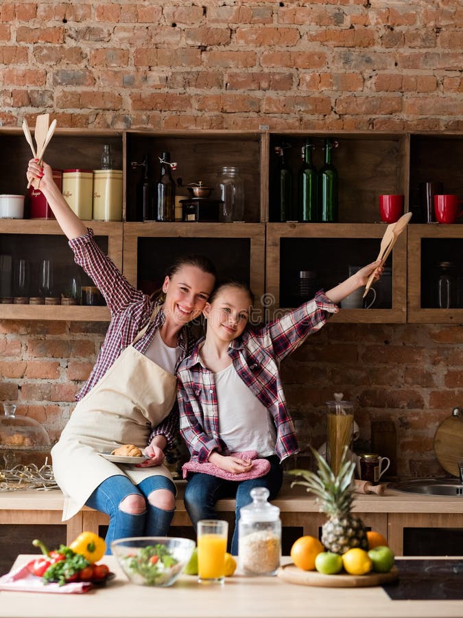 Familie het koken het houden van de gezondheid van het verhoudingsvoedsel stock afbeelding Familie het koken het houden van de gezondheid van het verhoudingsvoedsel stock afbeelding