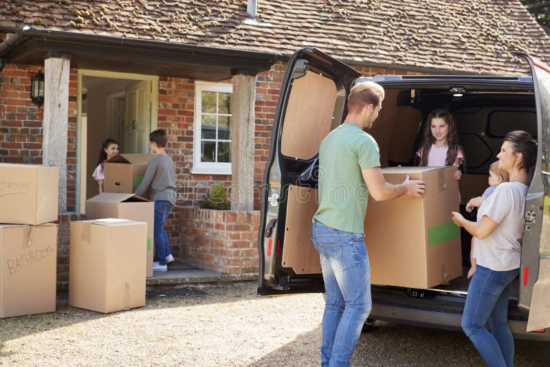 Familie het Leegmaken Dozen van Verwijderingsvrachtwagen bij het Bewegen van Dag stock fotografie Familie het Leegmaken Dozen van Verwijderingsvrachtwagen bij het Bewegen van Dag stock fotografie