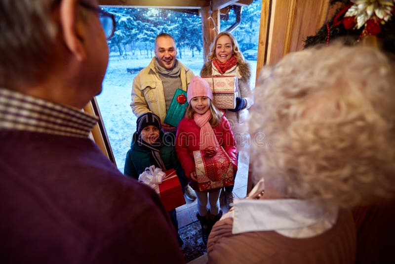 Familie het leveren stelt bij Kerstmis voor royalty-vrije stock foto's Familie het leveren stelt bij Kerstmis voor royalty-vrije stock foto's