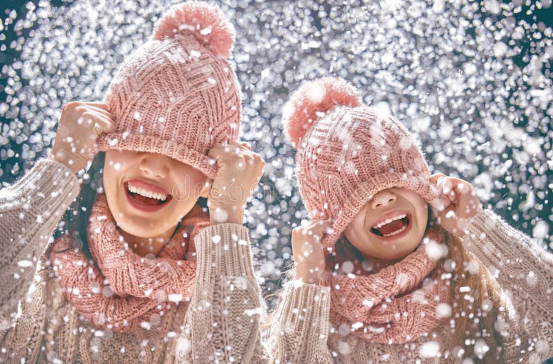 Familie het spelen op de wintergang royalty-vrije stock fotografie Familie het spelen op de wintergang royalty-vrije stock fotografie