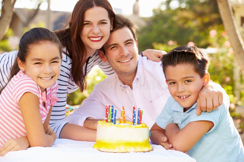 Familie het Vieren Verjaardag in openlucht met Cake stock afbeeldingen Familie het Vieren Verjaardag in openlucht met Cake stock afbeeldingen