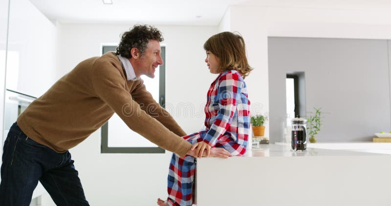 Familie high vijf en kind in de keuken met vader en glimlach met motivatie en zorg. huisvader en jongere