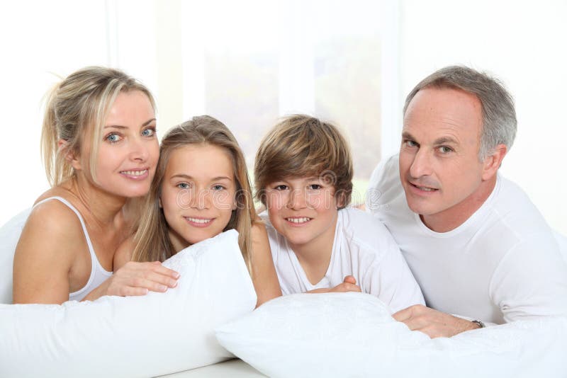 Familie im Bett lizenzfreies stockfoto Familie im Bett lizenzfreies stockfoto