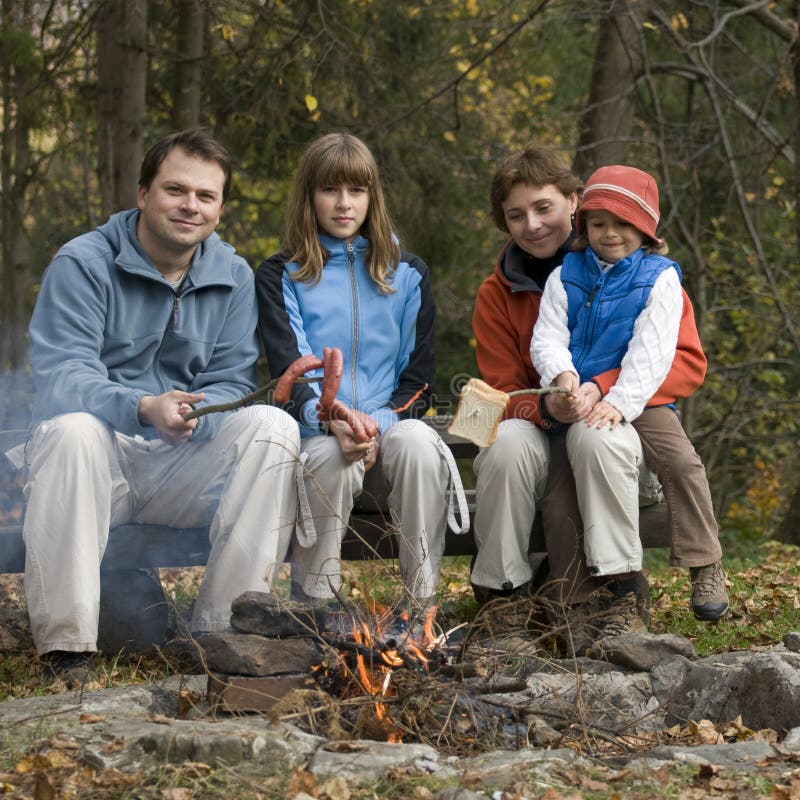 Familie im Lager lizenzfreie stockbilder Familie im Lager lizenzfreie stockbilder