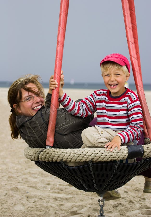 Familie im Strandspielplatz lizenzfreie stockfotos Familie im Strandspielplatz lizenzfreie stockfotos