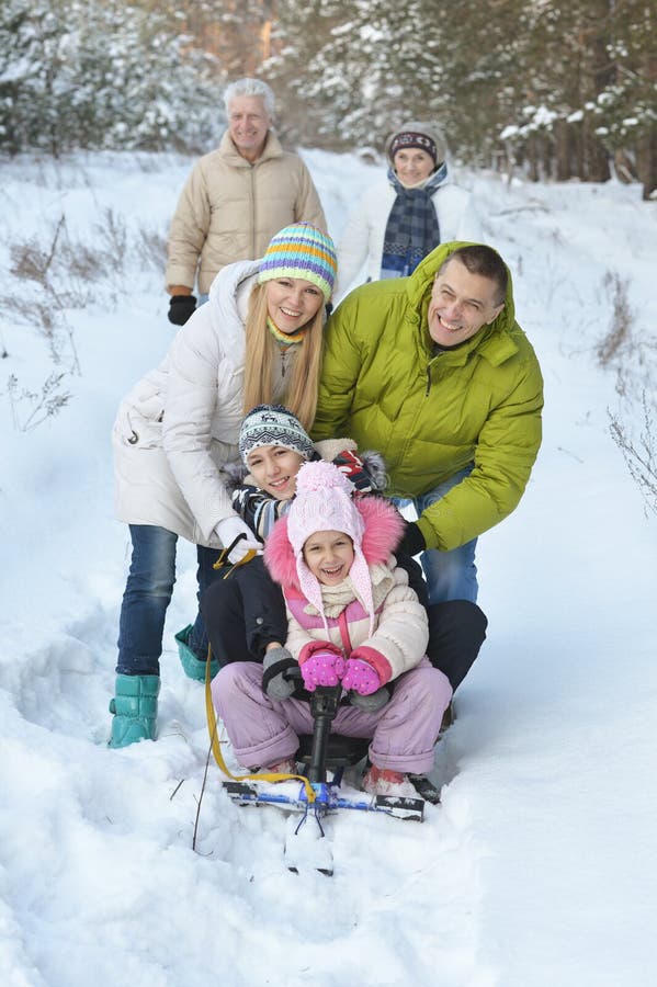Familie im Winter mit Schneemobil fahrung stockfotos Familie im Winter mit Schneemobil fahrung stockfotos