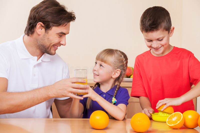 Familie ist zusammen mit seinen Kindern lizenzfreies stockfoto Familie ist zusammen mit seinen Kindern lizenzfreies stockfoto