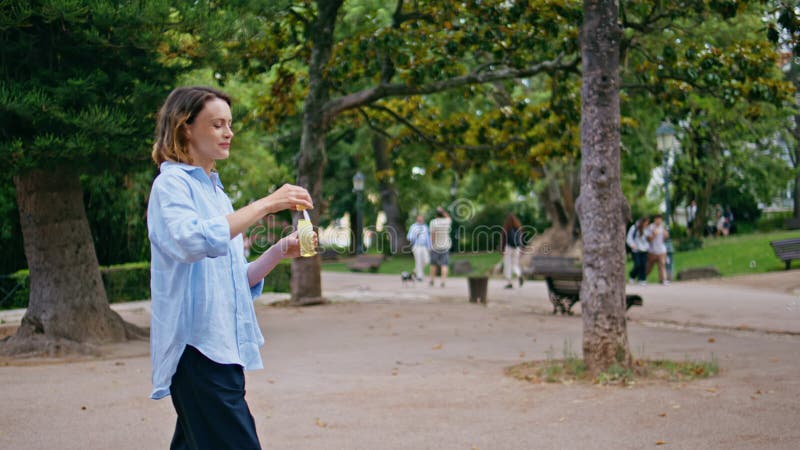 Familie jucând baloane de săpun în parc, se închide. Mama copil vesel se distrează stock video