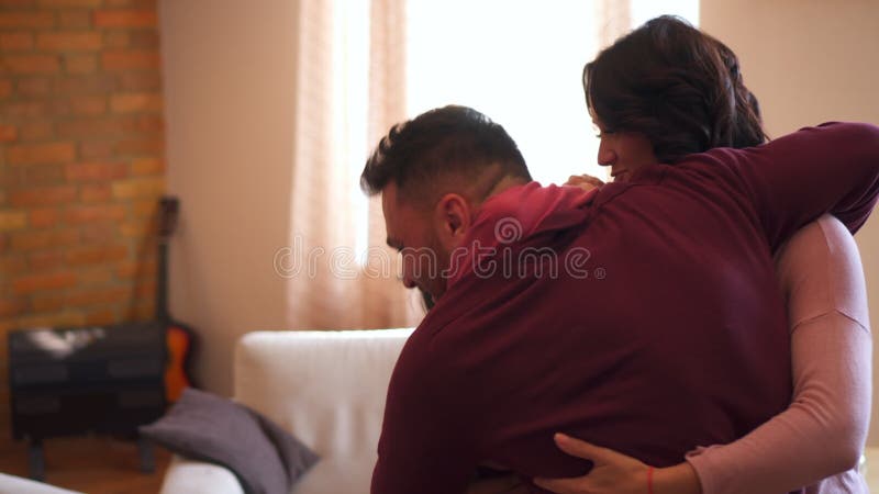 Familie jucând împreună acasă stock video footage