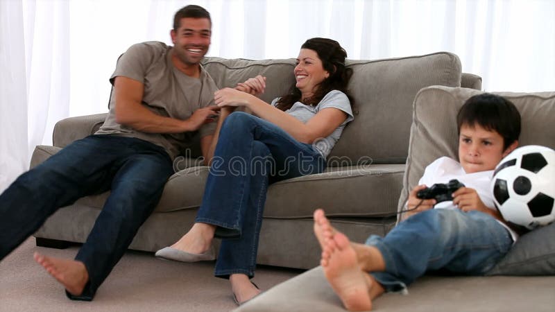 Familie jucând împreună stock video