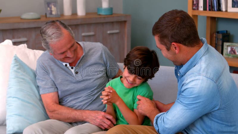 Familie jucând împreună pe canapea stock video