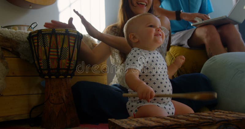 Familie jucându-se cu copilul lor acasă 4k stock footage