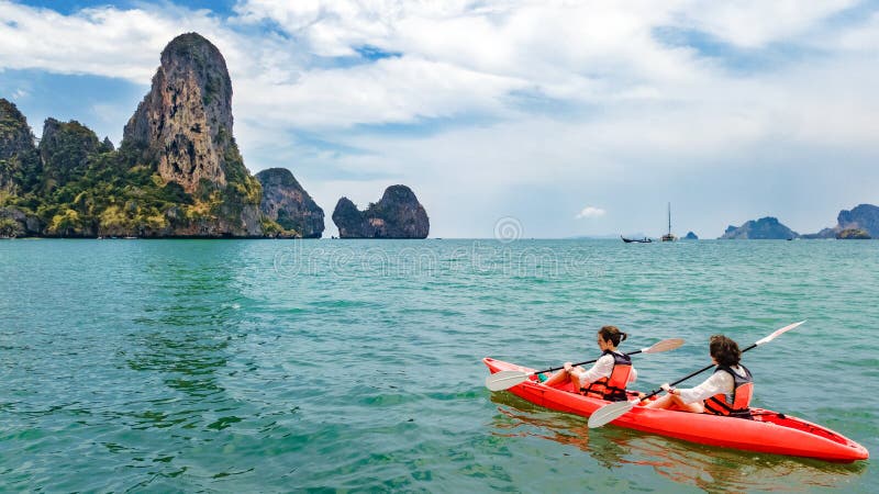 Familie kayaking, moeder en dochter die in kajak op tropische overzeese kanoreis dichtbij eilanden paddelen, die pret, actieve va royalty-vrije stock afbeeldingen Familie kayaking, moeder en dochter die in kajak op tropische overzeese kanoreis dichtbij eilanden paddelen, die pret, actieve va royalty-vrije stock afbeeldingen
