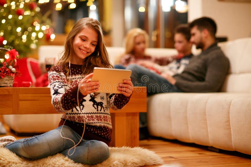 Familie, Kerstmis, technologie, muziekconcept - meisje met stock fotografie Familie, Kerstmis, technologie, muziekconcept - meisje met stock fotografie