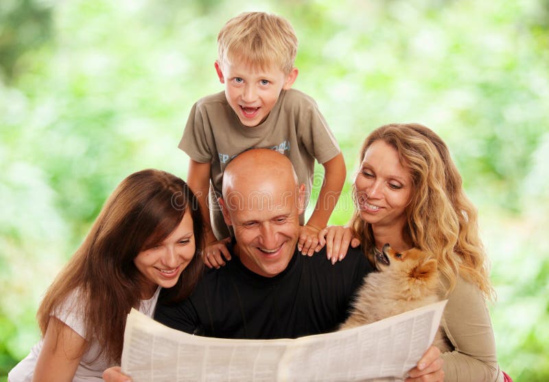 Familie liest Zeitung stockbild Familie liest Zeitung stockbild