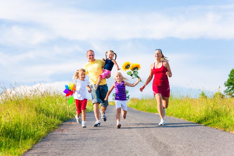 Familie met drie jonge geitjes het lopen stock foto Familie met drie jonge geitjes het lopen stock foto