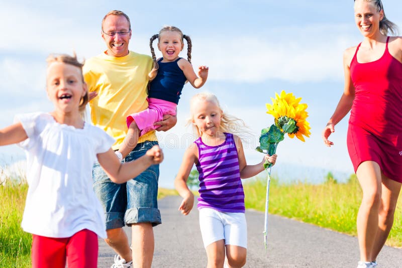 Familie met drie jonge geitjes het lopen royalty-vrije stock afbeelding Familie met drie jonge geitjes het lopen royalty-vrije stock afbeelding