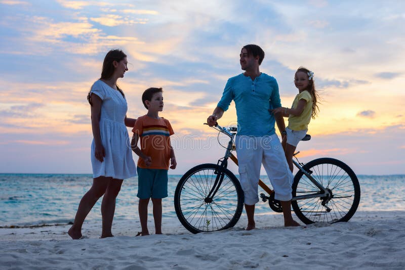 Familie met een fiets bij tropisch strand stock fotografie Familie met een fiets bij tropisch strand stock fotografie