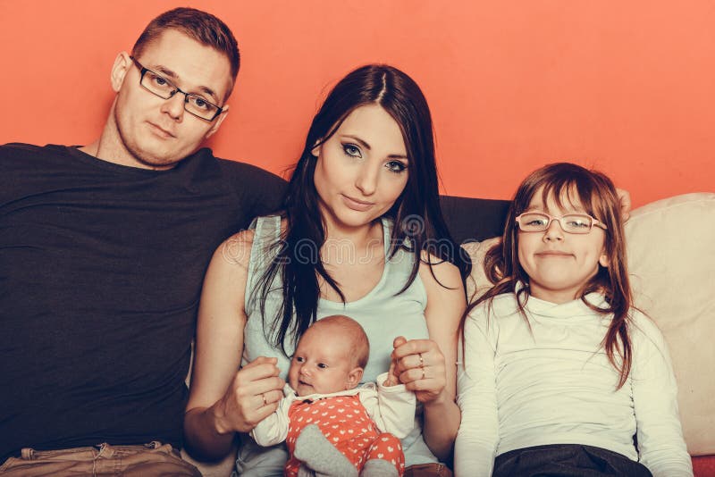 Familie met het pasgeboren portret van het babymeisje stock afbeeldingen Familie met het pasgeboren portret van het babymeisje stock afbeeldingen