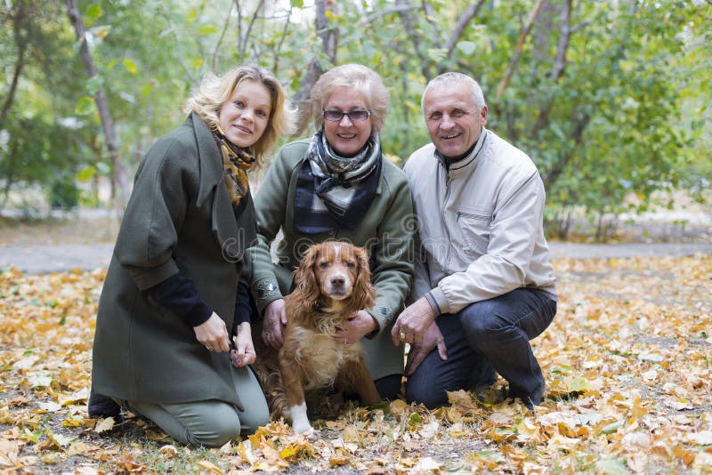 FAMILIE MET HOND IN DE HERFSTpark stock afbeelding FAMILIE MET HOND IN DE HERFSTpark stock afbeelding