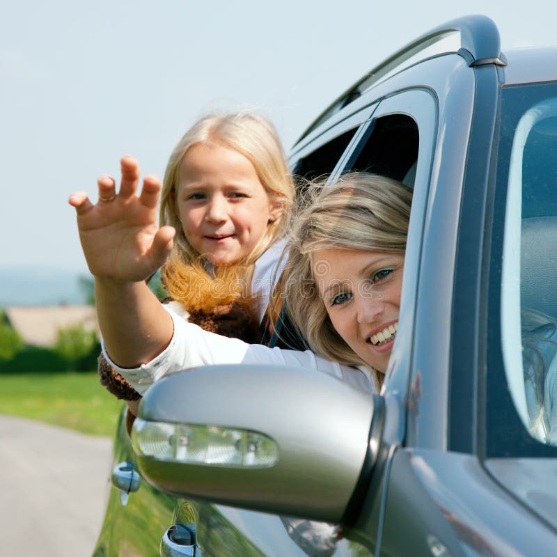 Familie met jonge geitjes in een auto royalty-vrije stock afbeelding Familie met jonge geitjes in een auto royalty-vrije stock afbeelding