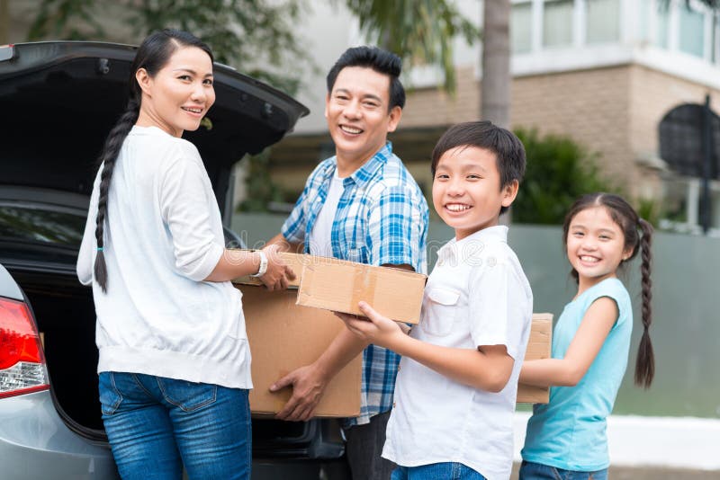 Familie met kartondozen stock afbeelding Familie met kartondozen stock afbeelding