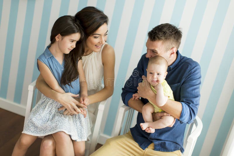 Familie met twee dochters in de ruimte royalty-vrije stock afbeelding