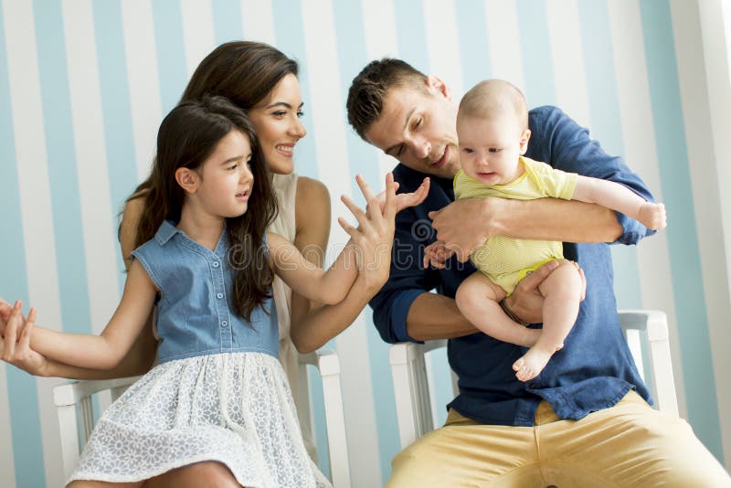 Familie met twee dochters in de ruimte stock foto
