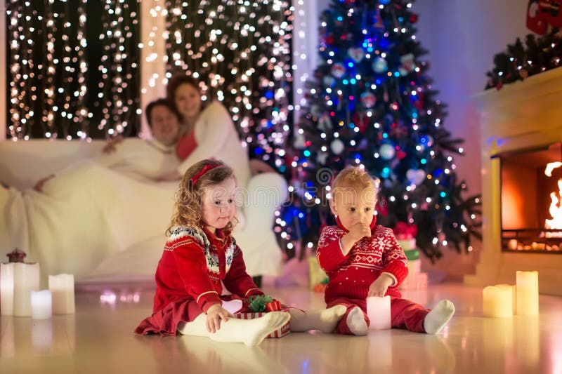 Familie Mit Den Kindern Die Zu Hause Weihnachten Feiern Stockfoto Bild Von Kindern Weihnachten