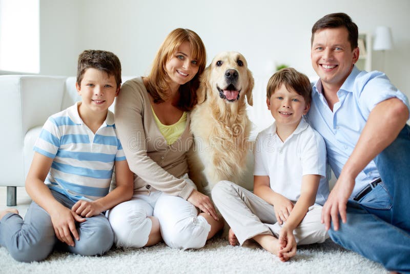 Familie mit Hund stockfotografie Familie mit Hund stockfotografie