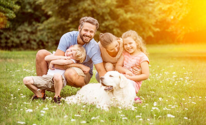 Madchen Und Junge Mit Einem Grossen Hund In Einem Park Im Sommer Stockbild Bild Von Hund Madchen