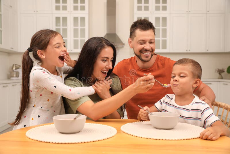 Familie mit Kindern zum Frühstück lizenzfreies stockfoto