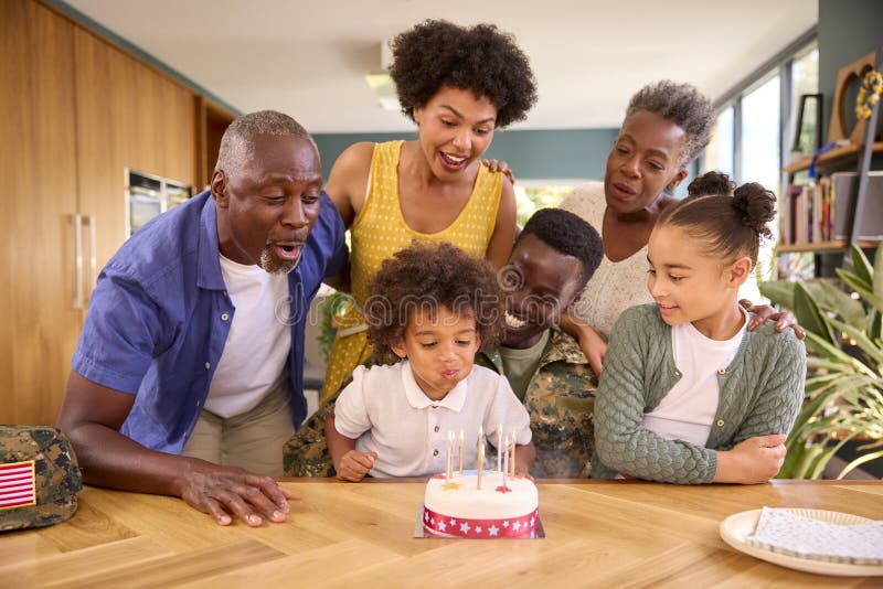 Familie mit Militärvater aus mehreren Generationen feiert Geburtstag mit Kuchen zu Hause stockbild