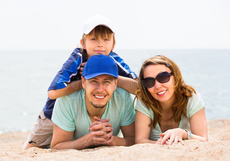 Familie mit Sohn am sandigen Strand stockbilder Familie mit Sohn am sandigen Strand stockbilder