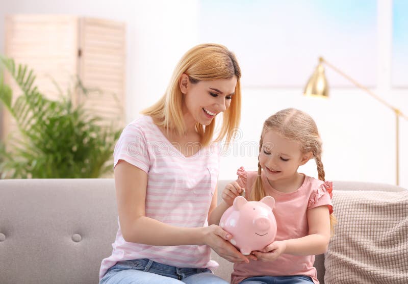 Familie mit Sparschwein und Geld stockbilder Familie mit Sparschwein und Geld stockbilder