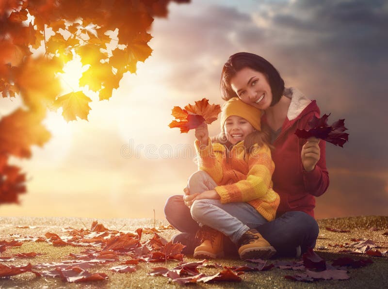 Familie op de herfstgang royalty-vrije stock afbeeldingen Familie op de herfstgang royalty-vrije stock afbeeldingen