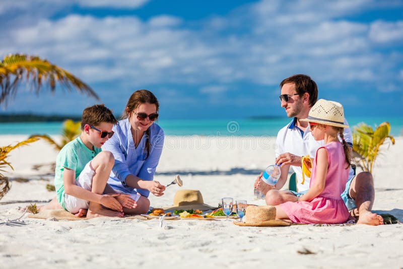 Familie op een tropische strandvakantie stock foto Familie op een tropische strandvakantie stock foto